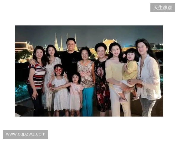 安东内拉晒一家人同美职联奖杯合照：恭喜亲爱的，我们爱你